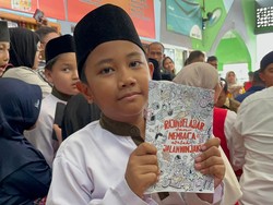 Momen Kaesang Bagikan Buku Tulis Jalan Ninjaku Seusai Jumatan di Jakpus