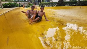 Keceriaan Anak-anak Bermain di RPTRA Taman Puring