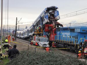 Kereta Adu Banteng di Chile Mulai Dievakuasi