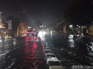 Ruas Jalan Letda Sudjono Banjir Setinggi 30 Cm Usai Diguyur Hujan Lebat Ruas Jalan Letda Sudjono Banjir Setinggi 30 Cm Usai Diguyur Hujan Lebat