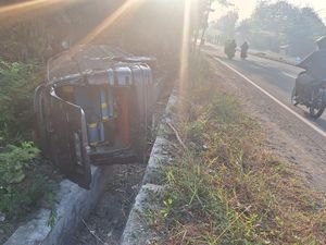 Minibus dari Purbalingga Terguling Masuk Selokan di Jalan Wates