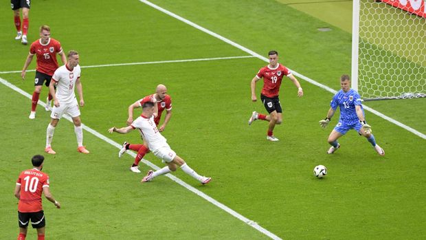 Soccer Football - Euro 2024 - Group D - Poland v Austria - Berlin Olympiastadion, Berlin, Germany - June 21, 2024 Poland's Krzysztof Piatek scores their first goal REUTERS/Fabian Bimmer