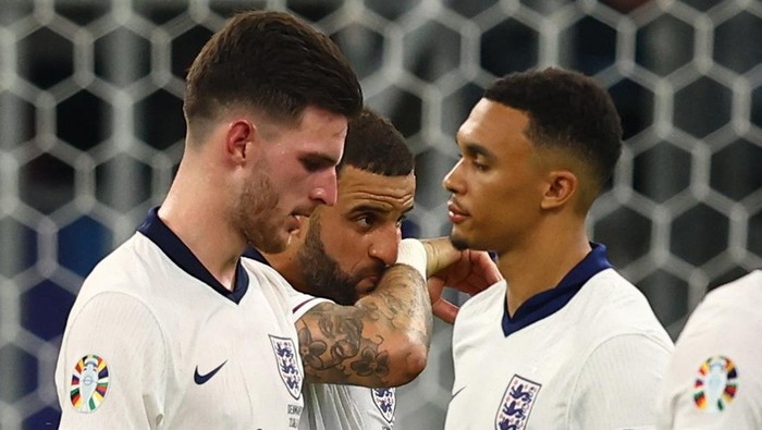 Soccer Football - Euro 2024 - Group C - Denmark v England - Frankfurt Arena, Frankfurt, Germany - June 20, 2024 Englands Kyle Walker and teammates look dejected after the match REUTERS/Kai Pfaffenbach