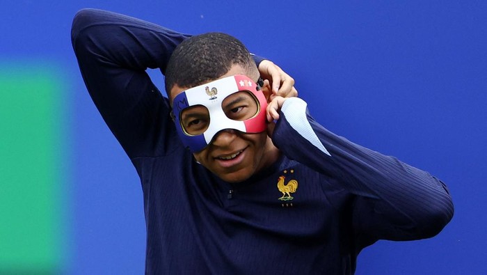 Soccer Football - Euro 2024 - France Training - Leipzig Stadium, Leipzig, Germany - June 20, 2024 Frances Kylian Mbappe wears a protective mask during training REUTERS/Lisi Niesner