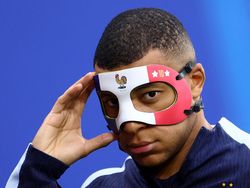 Penampakan Mbappe yang Akhirnya Bertopeng Setelah Hidung Patah
