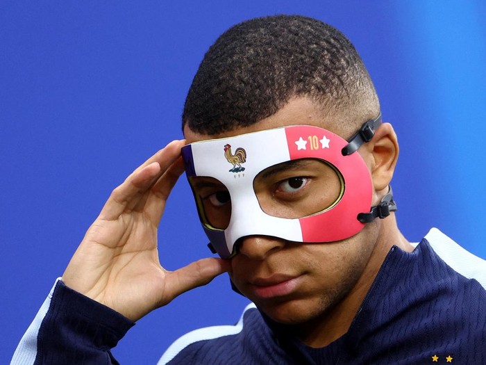 Soccer Football - Euro 2024 - France Training - Leipzig Stadium, Leipzig, Germany - June 20, 2024 France's Kylian Mbappe wears a protective mask during training REUTERS/Lisi Niesner     TPX IMAGES OF THE DAY