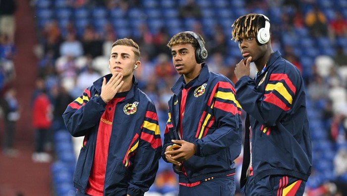 GELSENKIRCHEN, GERMANY - JUNE 20: Fermin Lopez, Lamine Yamal and Nico Williams of Spain inspect the pitch prior to the UEFA EURO 2024 group stage match between Spain and Italy at Arena AufSchalke on June 20, 2024 in Gelsenkirchen, Germany. (Photo by Michael Regan - UEFA/UEFA via Getty Images)
