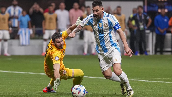 Jun 20, 2024; Atlanta, GA, USA; Argentina forward Lionel Messi (10) tries to score against Canada goalkeeper Maxime Crepeau (16)  during the second half at Mercedez-Benz Stadium. Mandatory Credit: Dale Zanine-USA TODAY Sports