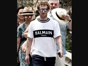 Gaya Gaul Mark Zuckerberg Pakai Kaus Seharga Rp 24 Juta Gaya Gaul Mark Zuckerberg Pakai Kaus Seharga Rp 24 Juta