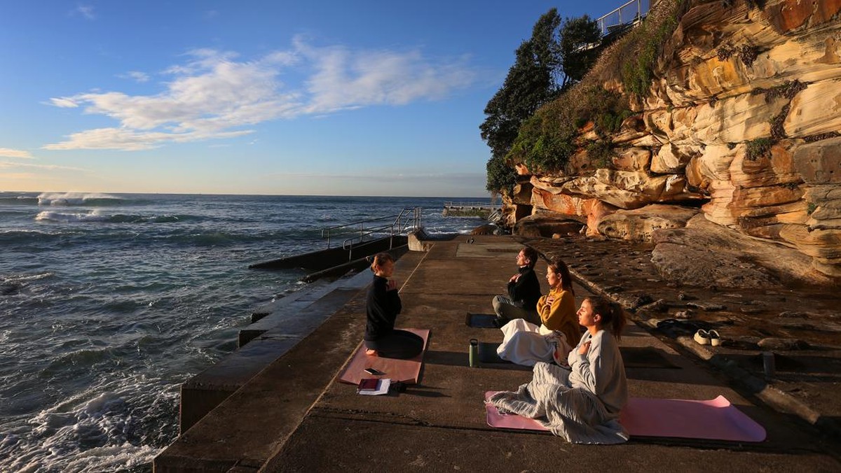 Menenangkan Jiwa dengan Yoga di Pinggir Pantai Sydney