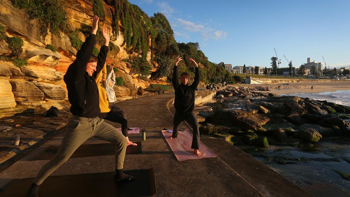 Menenangkan Jiwa dengan Yoga di Pinggir Pantai Sydney