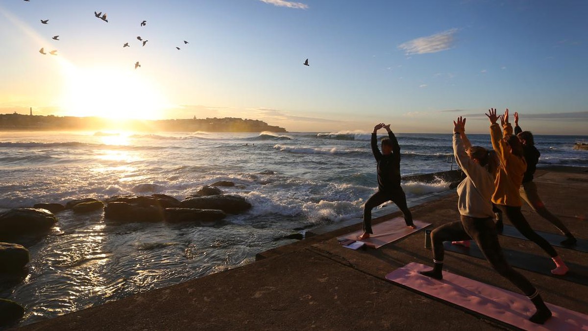Menenangkan Jiwa dengan Yoga di Pinggir Pantai Sydney