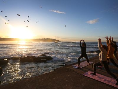 Menenangkan Jiwa dengan Yoga di Pinggir Pantai Sydney