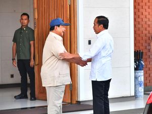 Momen Prabowo Hampiri Jokowi di Halim, Beri Ucapan Ultah Secara Langsung Momen Prabowo Hampiri Jokowi di Halim, Beri Ucapan Ultah Secara Langsung