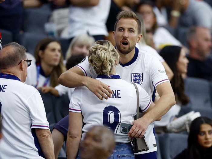 Laga Denmark Vs Inggris tuntas 1-1. Ada momen humanis yang melibatkan para pemain dan pelatih dengan keluarga mereka dalam laga itu.