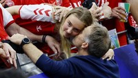 Momen Pelatih Denmark Kasper Hjulmand memeluk keluarga dan penggemar usai pertandingan. REUTERS/Wolfgang Rattay. 