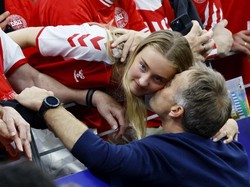 Momen Pelatih Denmark Kasper Hjulmand memeluk keluarga dan penggemar usai pertandingan. REUTERS/Wolfgang Rattay. 