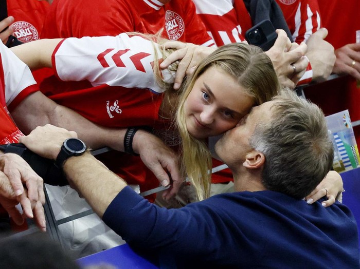 Laga Denmark Vs Inggris tuntas 1-1. Ada momen humanis yang melibatkan para pemain dan pelatih dengan keluarga mereka dalam laga itu.