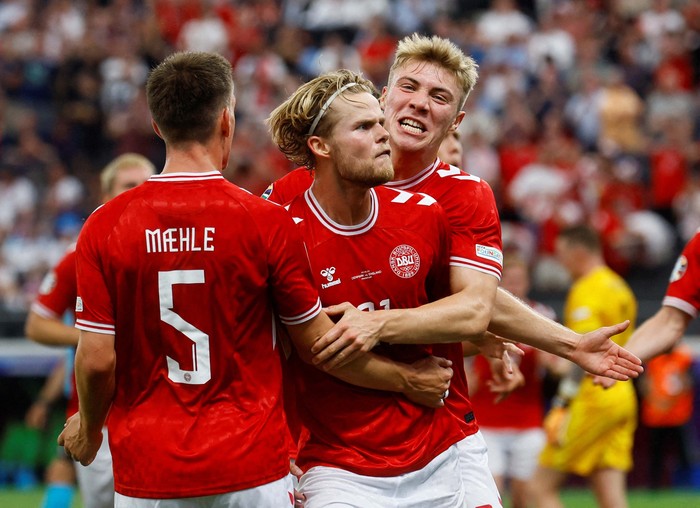 Laga Denmark Vs Inggris tuntas 1-1. Ada momen humanis yang melibatkan para pemain dan pelatih dengan keluarga mereka dalam laga itu.