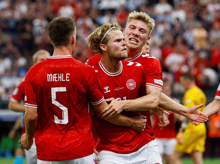Laga Denmark Vs Inggris tuntas 1-1. Ada momen humanis yang melibatkan para pemain dan pelatih dengan keluarga mereka dalam laga itu.