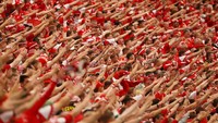 Ini momen dan kekompakan para pendukung Denmark. REUTERS/Kai Pfaffenbach. 