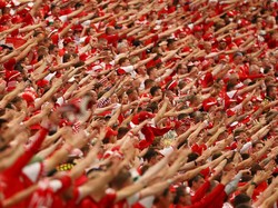 Ini momen dan kekompakan para pendukung Denmark. REUTERS/Kai Pfaffenbach. 