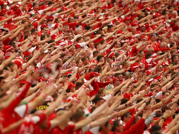 Laga Denmark Vs Inggris tuntas 1-1. Ada momen humanis yang melibatkan para pemain dan pelatih dengan keluarga mereka dalam laga itu.