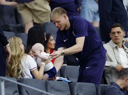 Aaron Ramsdale menemui istrinya Georgina Irwin yang tengah menggending putra mereka Ronnie. REUTERS/John Sibley. 