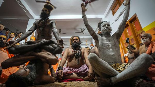 Potret Petapa Hindu India Pamer Keterampilan Yoga