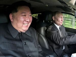 Tawa Lebar Kim Jong Un di Limosin yang Disetiri Putin Tawa Lebar Kim Jong Un di Limosin yang Disetiri Putin