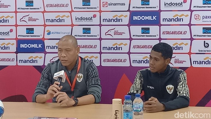 Pelatih Timnas Indonesia U-16 Nova Arianto dan pemainnya, Alberto, saat konferensi pers di Stadion Manahan Solo, Jumat (21/6/2024) malam.