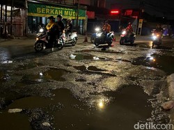 Hati-hati Jalan Ibrahim Adjie Rusak, Banyak Genangan Air!