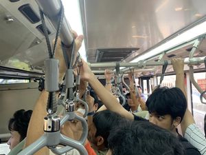 Warga Berbondong-bondong Naik TransJakarta ke Jakarta Fair