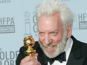 Aktor The Hunger Games Donald Sutherland Meninggal Dunia