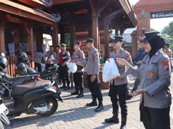 Jumat Berkah, Warga Gesikharjo Tuban Digelontor 100 Paket Sembako