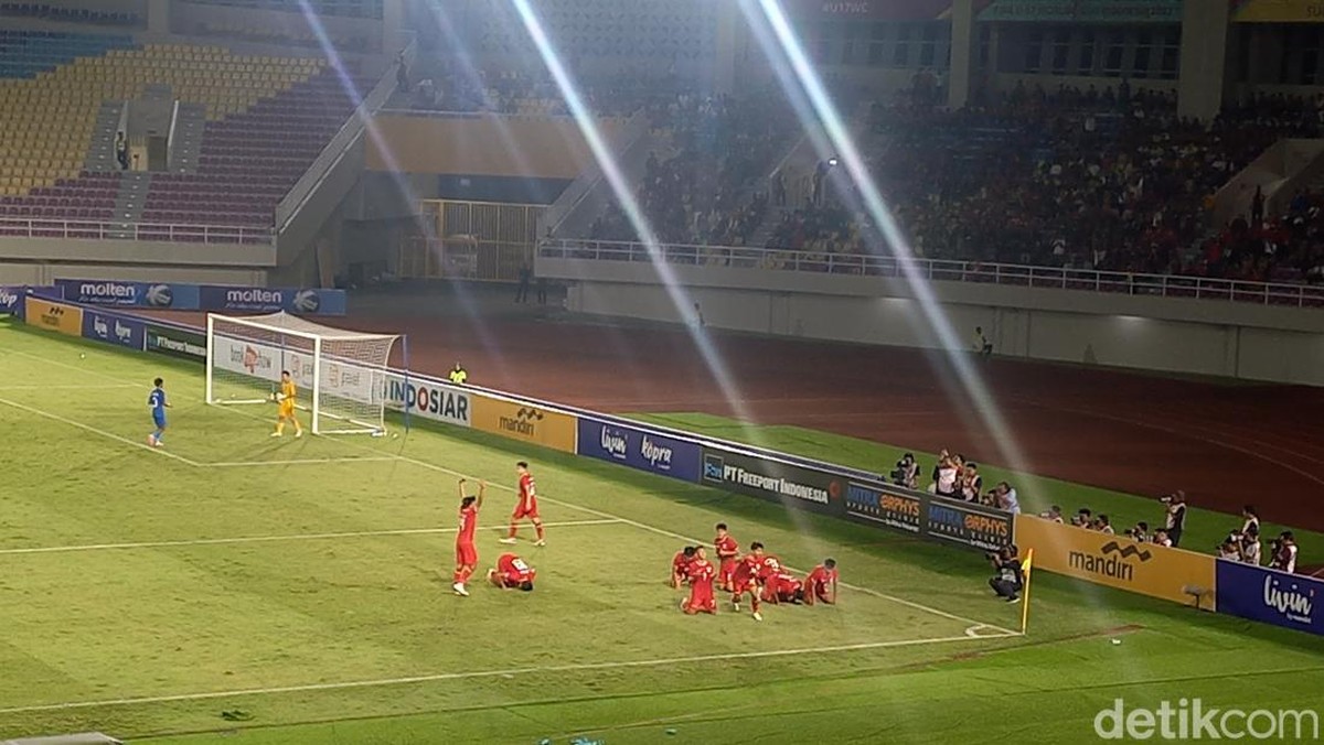 Laga Indonesia melawan Singapura di grup A Piala AFF U-16 2024. Foto: Agil Trisetiawan Putra/detikJateng