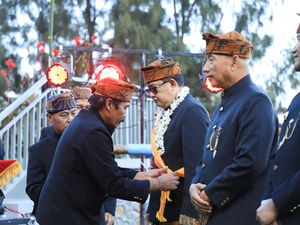 Pj Gubernur Jatim Dikukuhkan Jadi Warga Kehormatan Suku Tengger