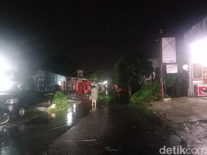 Mandala Medan Banjir karena Hujan Deras, di Perumnas Pohon Tumbang Mandala Medan Banjir karena Hujan Deras, di Perumnas Pohon Tumbang