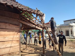 Polres Batu Bersama YKPS Bedah Rumah Warga Sambut Hari Bhayangkara he-78