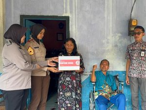 Polwan di Kota Mojokerto Blusukan Sapa dan Bantu Lansia