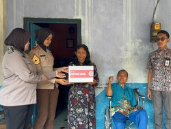 Polwan di Kota Mojokerto Blusukan Sapa dan Bantu Lansia