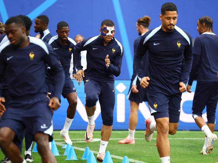 Soccer Football - Euro 2024 - France Training - Leipzig Stadium, Leipzig, Germany - June 20, 2024 France's Kylian Mbappe wears a protective mask during training REUTERS/Lisi Niesner