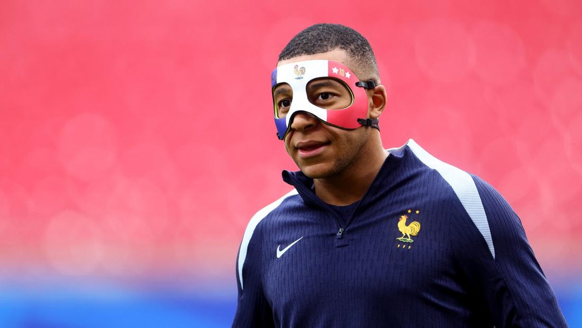 Kylian Mbappe dengan topeng pelindung hidung. (Foto: REUTERS/Lisi Niesner)