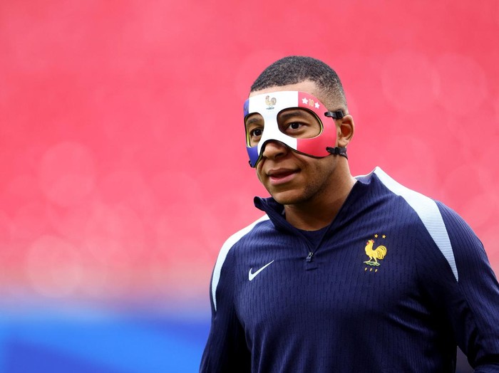 Soccer Football - Euro 2024 - France Training - Leipzig Stadium, Leipzig, Germany - June 20, 2024 France's Kylian Mbappe wears a protective mask during training REUTERS/Lisi Niesner
