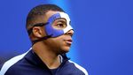 Potret Mbappe Pamer Topeng Setelah Hidungnya Patah