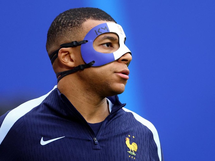 Soccer Football - Euro 2024 - France Training - Leipzig Stadium, Leipzig, Germany - June 20, 2024 France's Kylian Mbappe wears a protective mask during training REUTERS/Lisi Niesner