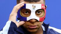 Potret Mbappe Pamer Topeng Setelah Hidungnya Patah