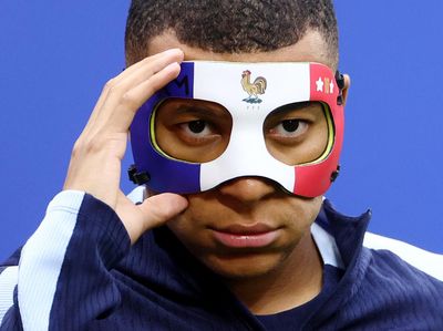 Potret Mbappe Pamer Topeng Setelah Hidungnya Patah
