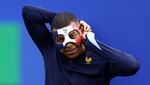 Potret Mbappe Pamer Topeng Setelah Hidungnya Patah