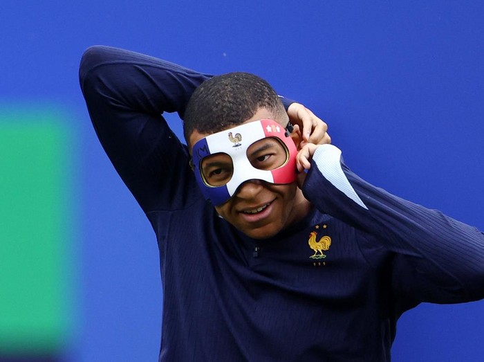 Soccer Football - Euro 2024 - France Training - Leipzig Stadium, Leipzig, Germany - June 20, 2024 France's Kylian Mbappe wears a protective mask during training REUTERS/Lisi Niesner